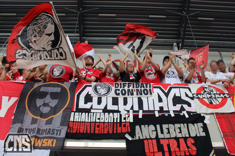 Los 'Coloniacs' del 1. FC Köln, con una bandera de los Ultra Rimasti Lebowski